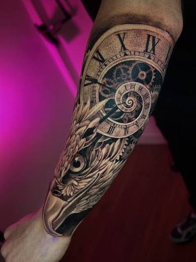 Tatuaje Black and Grey de reloj realista.
