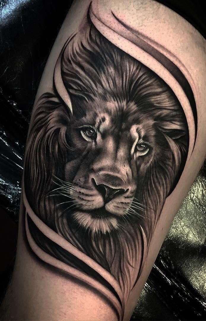 Tatuaje Black and Grey de león realista.