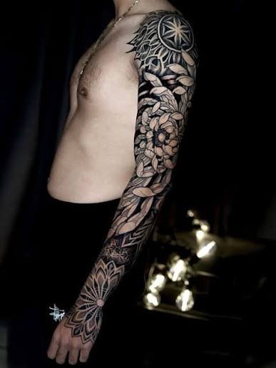 Tatuaje Blackwork de mandala.
