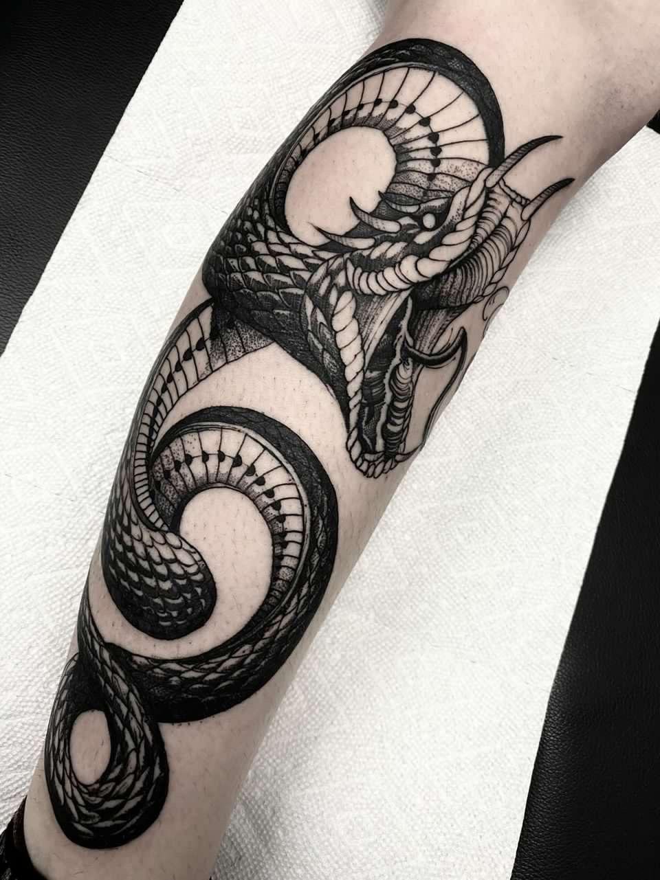 Tatuaje Blackwork de serpiente.
