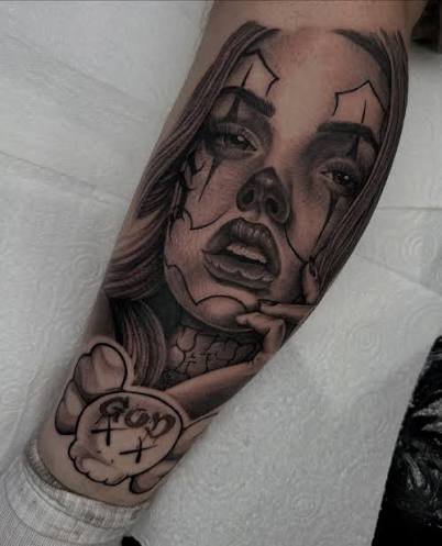 Tatuaje Chicano de payasa realizado en negro y gris.