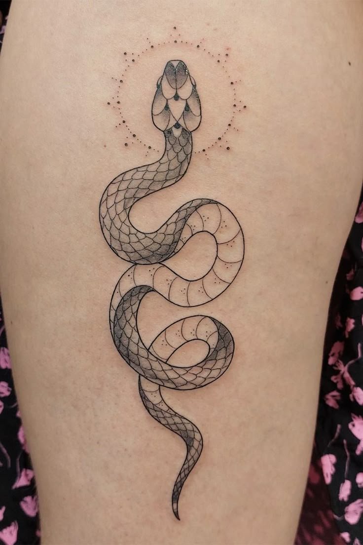 Tatuaje Fine Line de serpiente.