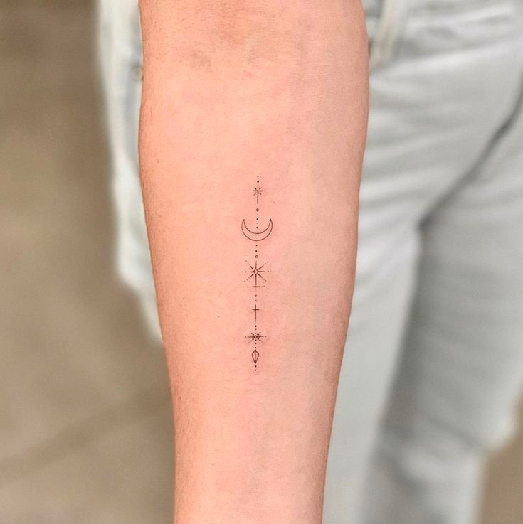 Tatuaje Fine Line de luna y estrellas.