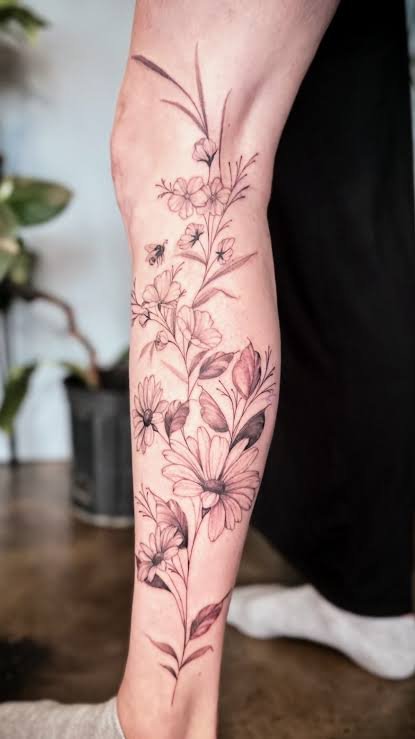 Tatuaje Fine Line de flores delicadas.