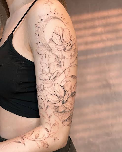 Tatuaje Fine Line botánico.
