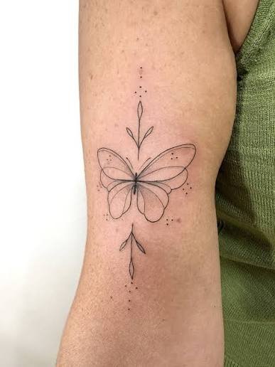 Tatuaje Fine Line de mariposa.
