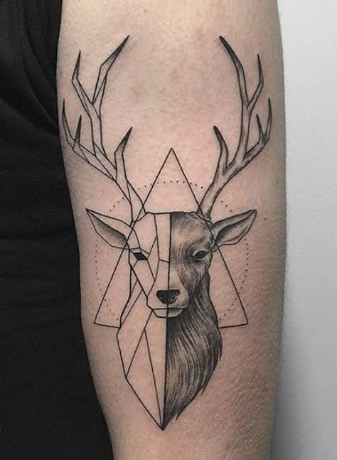 Tatuaje geométrico de ciervo.