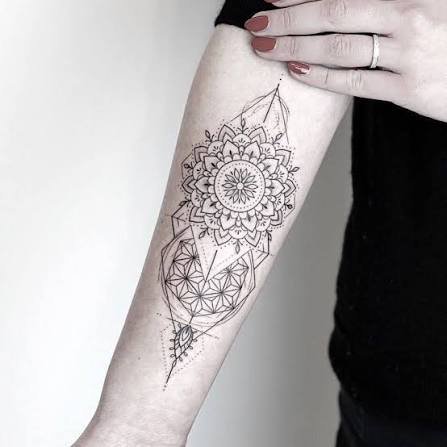 Tatuaje geométrico de mandala.