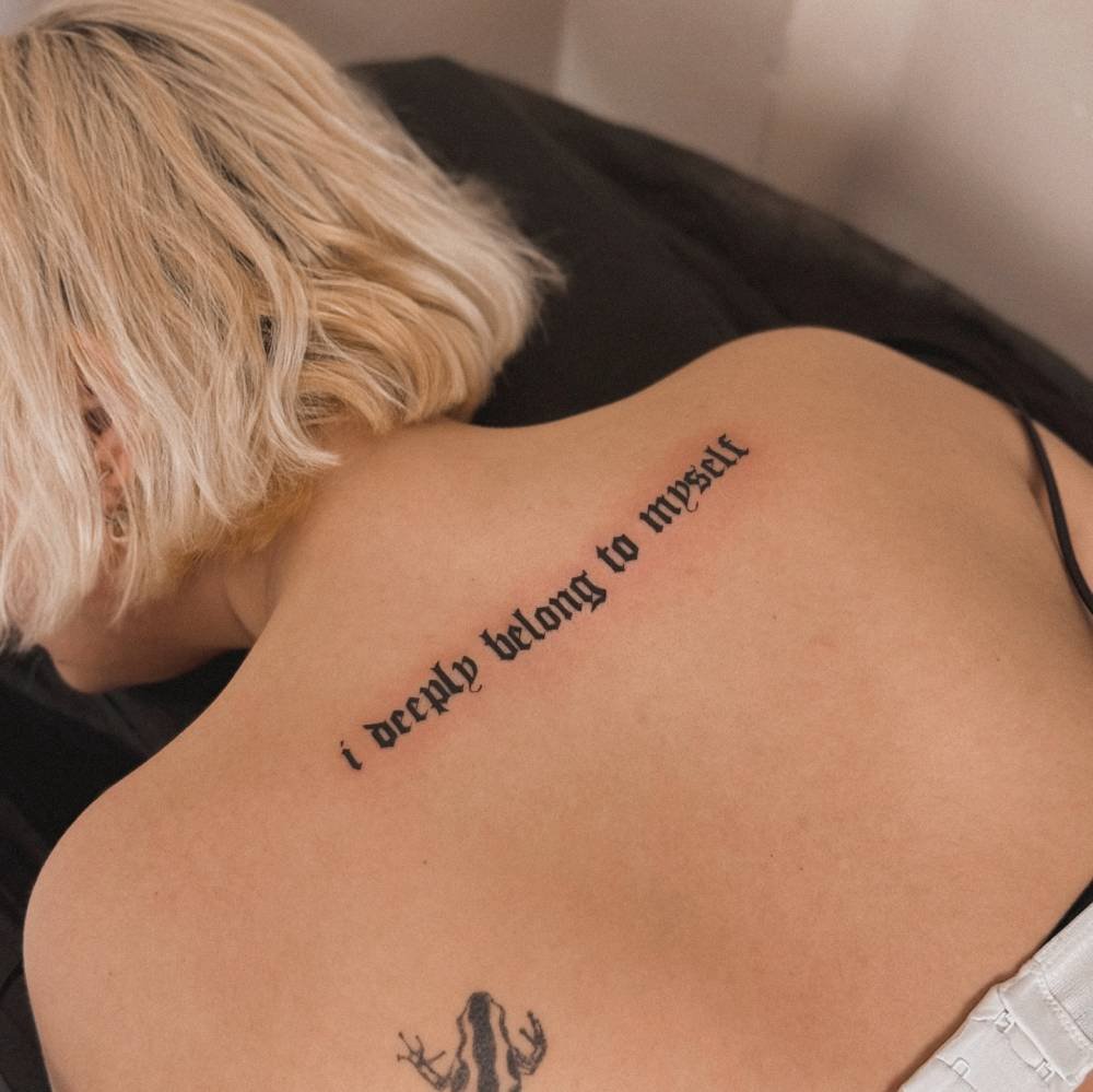 Tatuaje Lettering con tipografía gótica.