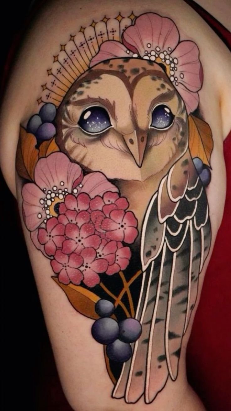 Tatuaje neotradicional de búho con flores y detalles ornamentales.