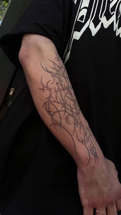 Tatuaje Neotribal realizado en el brazo.