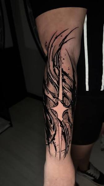 Tatuaje Neotribal con estética Cyber Tribal.
