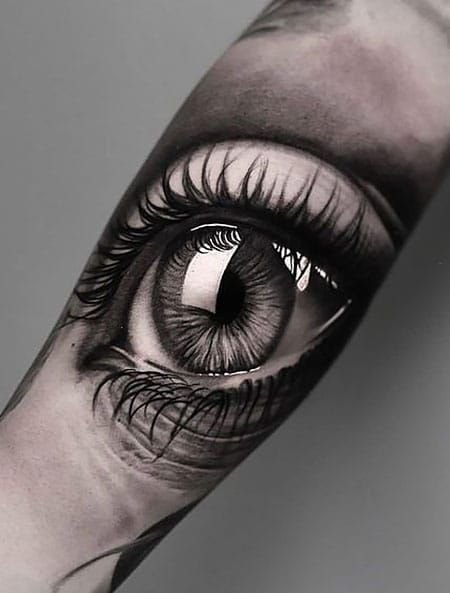 Tatuaje realista de ojo humano.