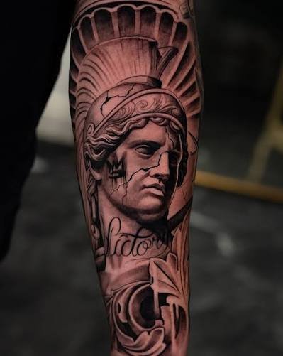 Tatuaje realista inspirado en una escultura.