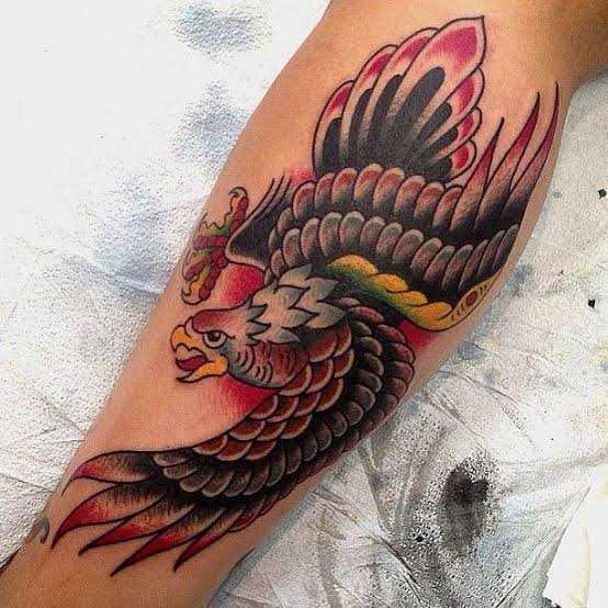 Tatuaje tradicional de águila con colores intensos.