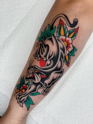 Tatuaje tradicional de pantera negra.