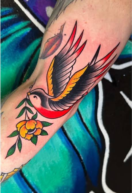 Tatuaje tradicional de golondrina.